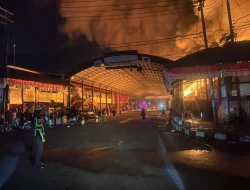 Kebakaran Hebat Hanguskan Kawasan Pertokoan Pasar Payakumbuh di Waktu Subuh