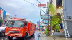 Tujuh Mobil Damkar Dikerahkan Padamkan Kebakaran yang Hanguskan Delapan Bangunan di Bukittinggi