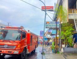 Tujuh Mobil Damkar Dikerahkan Padamkan Kebakaran yang Hanguskan Delapan Bangunan di Bukittinggi