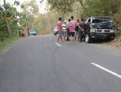 Gagal Nyalip, Mobil Colt Diesel Hantam Motor di Payakumbuh, Pengendara Patah Tangan dan Luka Berat