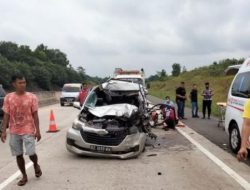 Ambulans Tabrak Pembatas dan Terbalik di Tol Padang–Sicincin